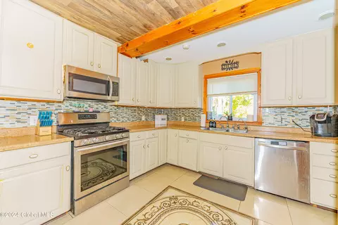 Kitchen - 21 Manchester Rd, Schenectady, NY 12304 photo 3 of 4