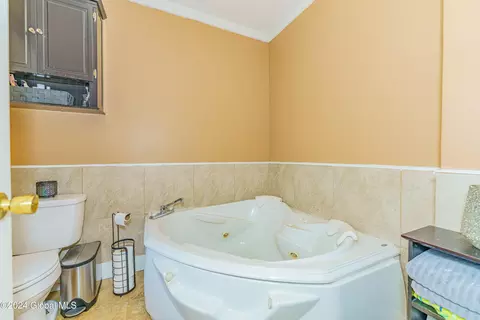 Bath - 21 Manchester Rd, Schenectady, NY 12304 photo 2 of 4