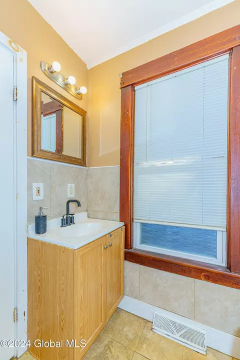 Bath - 21 Manchester Rd, Schenectady, NY 12304 photo 1 of 4