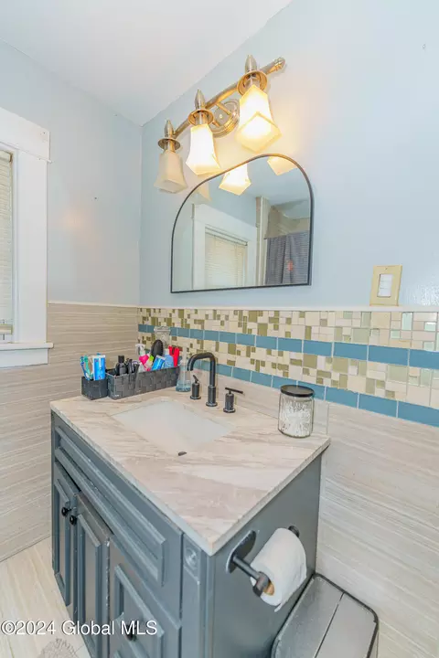 Bath - 21 Manchester Rd, Schenectady, NY 12304 photo 3 of 4