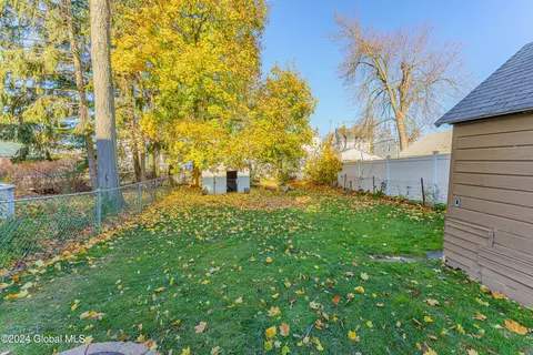 Exterior - 21 Manchester Rd, Schenectady, NY 12304 photo 6 of 8