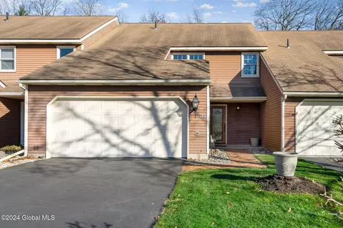 54 Commonwealth Dr, Glenmont, NY 12077
