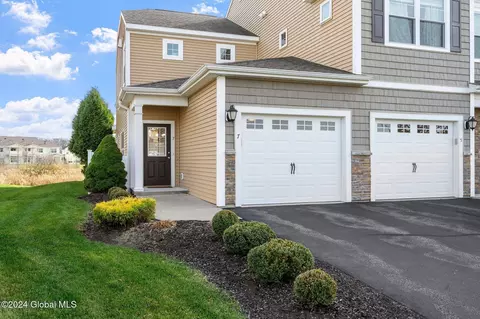 7 Stacey Ct, Cohoes, NY 12047