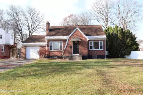 4 Puritan Dr, Schenectady, NY 12306