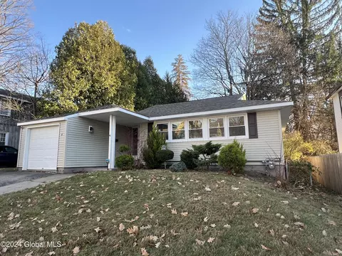 8 Grandoe Ln, Gloversville, NY 12078