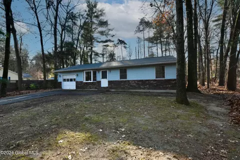 27 Collamer Dr, Malta, NY 12020
