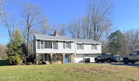 5 Parkwood Dr, Burnt Hills, NY 12027