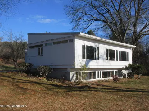222 Juniper Dr, Rotterdam, NY 12306