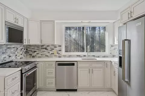 127 Jordan Blvd, Delmar, NY 12054 photo 5