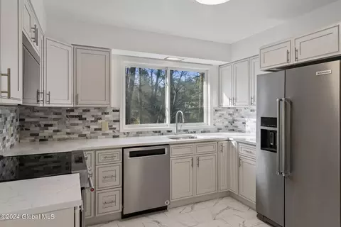 127 Jordan Blvd, Delmar, NY 12054 photo 3