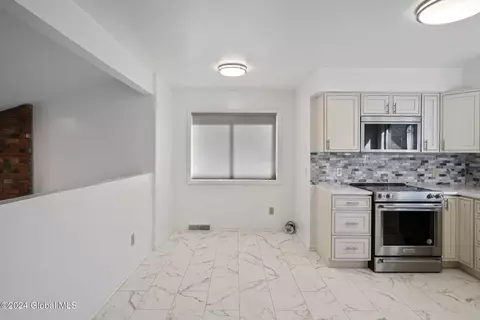 127 Jordan Blvd, Delmar, NY 12054 photo 4