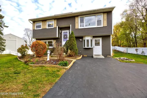 6 Shear Ct, Waterford, NY 12188