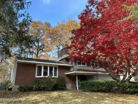 851 Maxwell Dr, Niskayuna, NY 12309