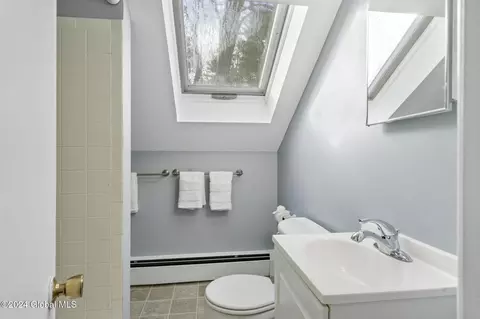 Bath - 2 Salisbury Rd, Delmar, NY 12054 photo 3 of 4