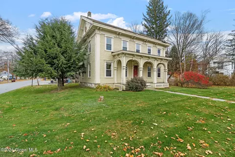22 Spring St, Cambridge, NY 12816