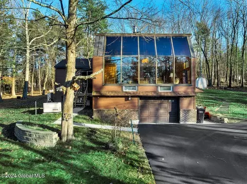 19 Knickerbocker Rd, Nassau, NY 12123