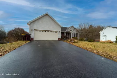 9 Apple Tree Ln, Wilton, NY 12831