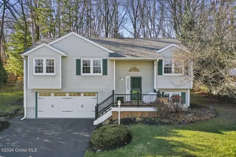 33 Ponderosa Dr, Clifton Park, NY 12065