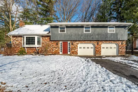 47 Wheeler Dr, Clifton Park, NY 12065