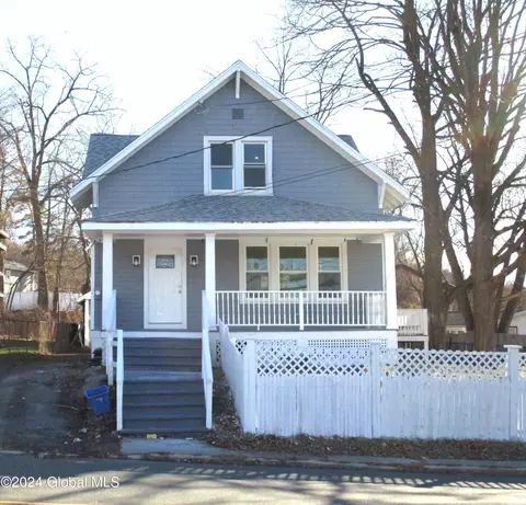26 Northern Dr, Troy, NY 12182