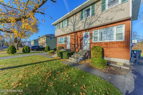 29 Commodore St, Colonie, NY 12205