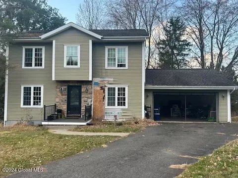 9 Hills Lndg, Troy, NY 12180
