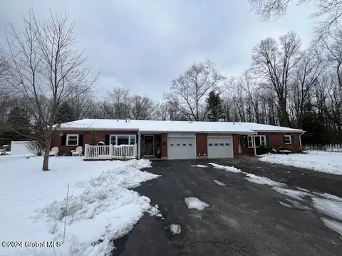 5 Deer Crk # B, Clifton Park, NY 12065