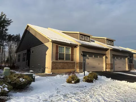 18 Canterbury Ln, Delmar, NY 12054