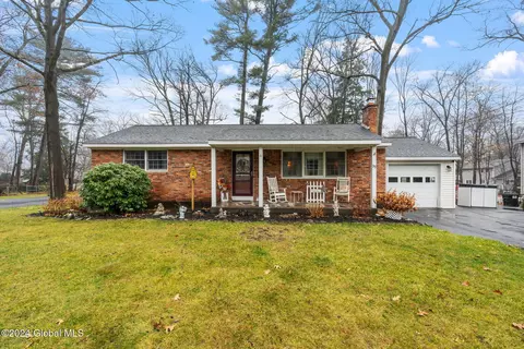 35 Saratoga Dr, Glenville, NY 12302