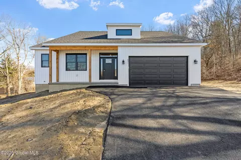 851 Ravine Rd, Schenectady, NY 12309