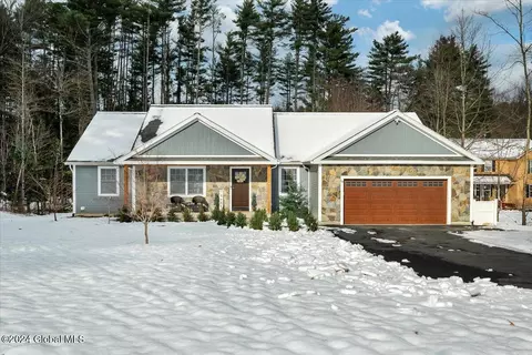 18 Amethyst Dr, Queensbury, NY 12804