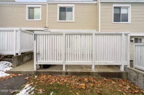 204 Chatham Ct, East Greenbush, NY 12061