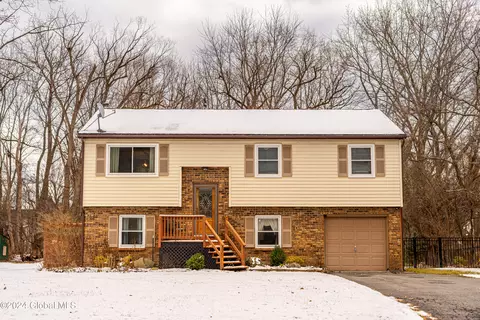 25 Hoyt Ave, Glenmont, NY 12077