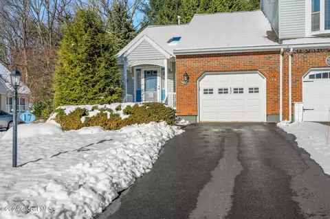 17 Woodside Dr, Clifton Park, NY 12065