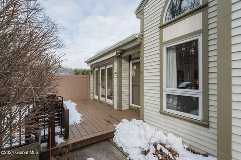 81 Pepper Ln, Saratoga Springs, NY 12866