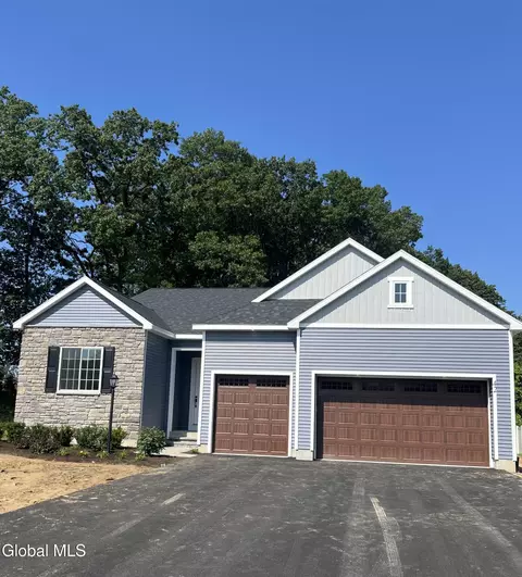 42 Wheatfield Way, Mechanicville, NY 12118