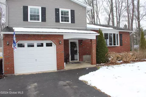 715 Hampshire Seat, Niskayuna, NY 12309