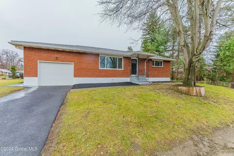 1 Kinder Ln, Colonie, NY 12205