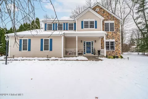 3 Oakhurst Ct, Clifton Park, NY 12065