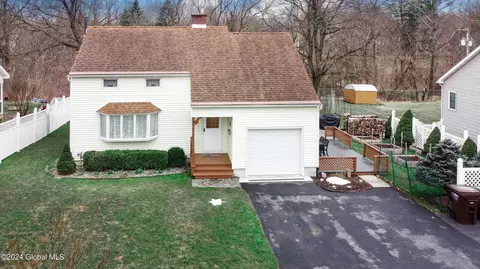 6 Merrifield Pl, Delmar, NY 12054