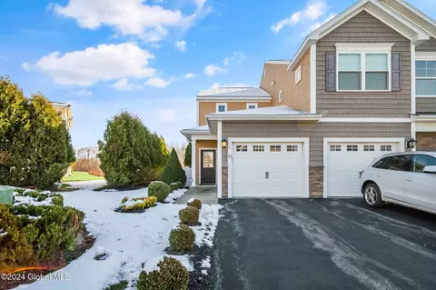 23 Stacey Ct, Cohoes, NY 12047