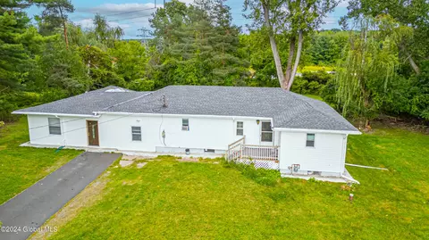 15 Patroon Ln, Rensselaer, NY 12144