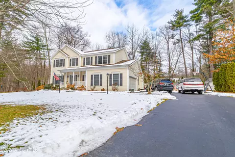 1 Sorrel Ct, Clifton Park, NY 12065