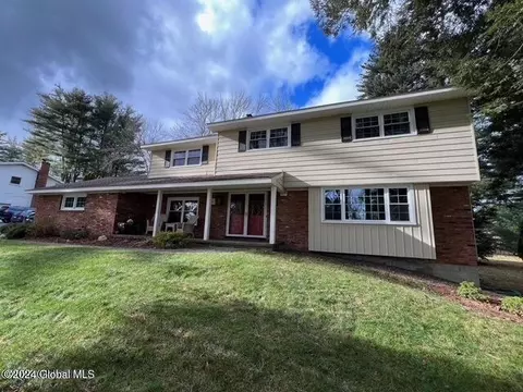 919 Northumberland Dr, Niskayuna, NY 12309