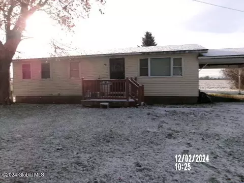 17 Columbus Dr, Rouses Point, NY 12979