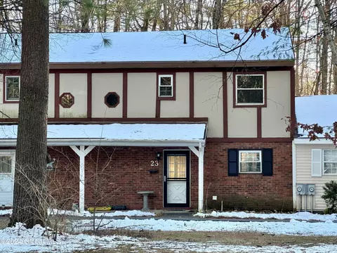 23 Queens Way, Queensbury, NY 12804