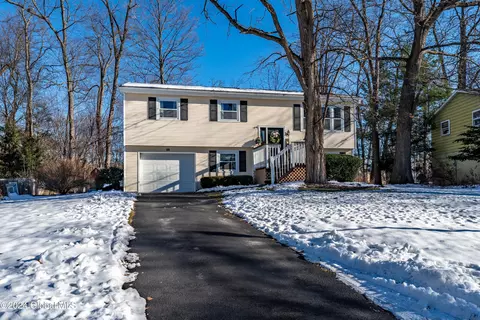 88 Coventry Ct, Voorheesville, NY 12186