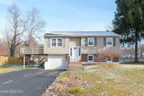 18 Berkshire Dr, East Greenbush, NY 12061