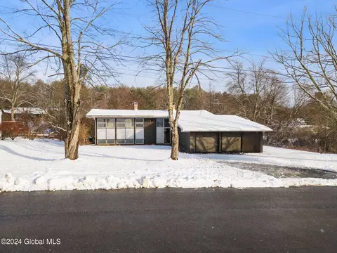 306 Juniper Dr, Schenectady, NY 12306 photo 2