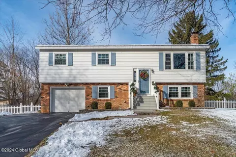 71 Coventry Ct, Voorheesville, NY 12186